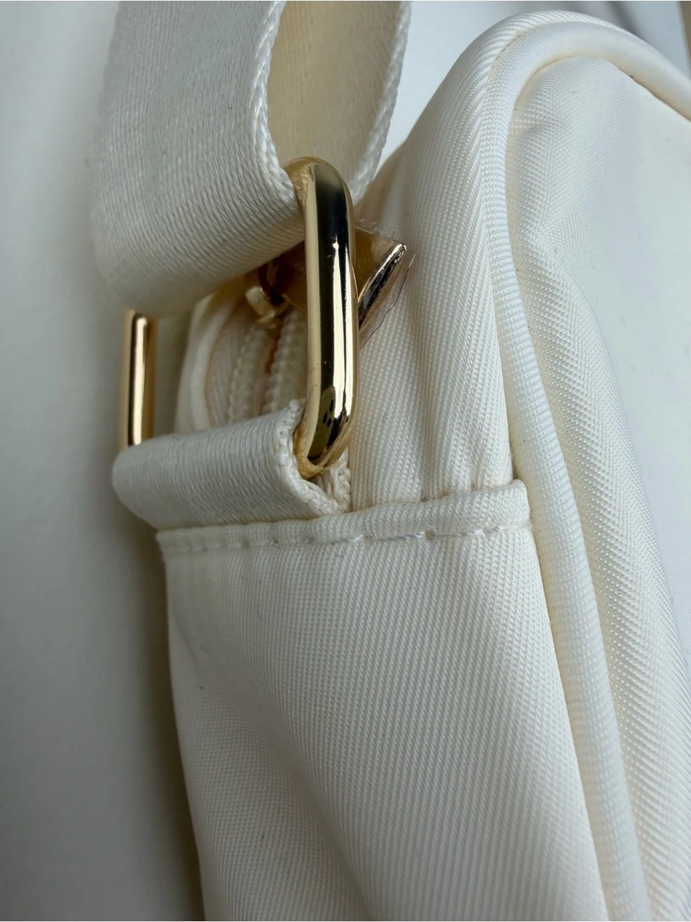 Biossance White Zip Shoulder Bag Adjustable Strap Lined Gold Hardware Crossbody